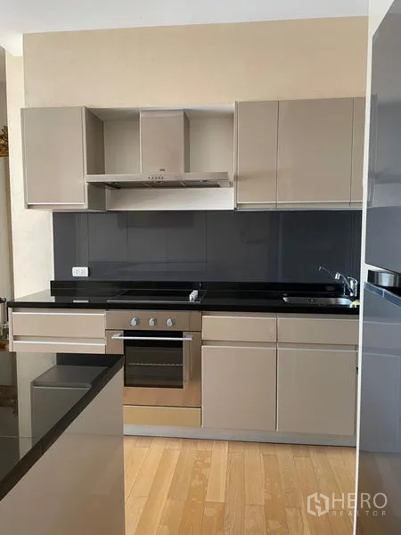 คอนโด ให้เช่าในWatthana, Bangkok - ครัวยุโรปบิลท์อินพร้อมเตาอบ เตา และตู้เก็บของเงางาม