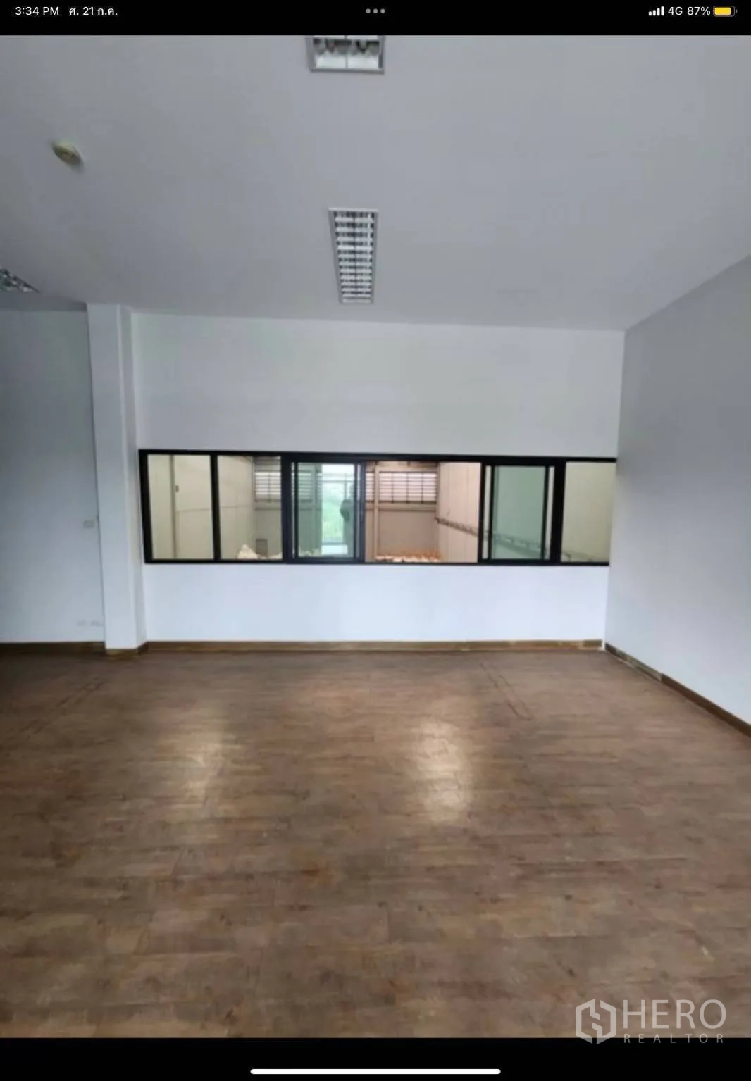 工厂 出租在Samut Prakan - 大面积办公室，长条内窗可看到仓库作业区。