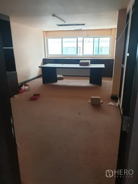 สำนักงาน ให้เช่าในKhlong Toei, Bangkok - ห้องทำงานว่างพร้อมโต๊ะขนาดใหญ่ พื้นพรม และหน้าต่างบานกว้าง