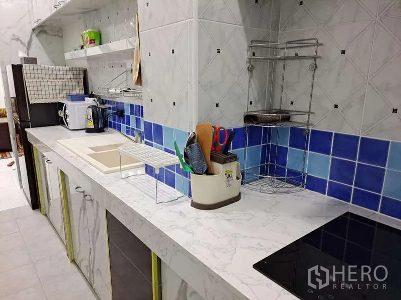 คอนโด ให้เช่าในKhlong Toei, Bangkok - เคาน์เตอร์ครัวชิดผนัง ผนังกระเบื้องสีน้ำเงิน และเตาไฟฟ้าอินดักชัน