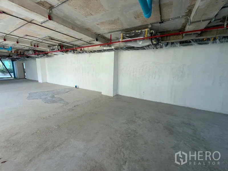 零售空间 出租在Pathum Wan, Bangkok - 大跨度原始空间，混凝土地面与外露机电。