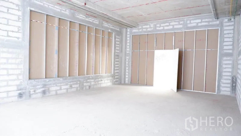 พื้นที่ขายปลีก ให้เช่าในKhlong Toei, Bangkok - ห้องโล่งผังสี่เหลี่ยมพร้อมโครงผนังกั้นและเพดานสูง เหมาะตกแต่งต่อ.