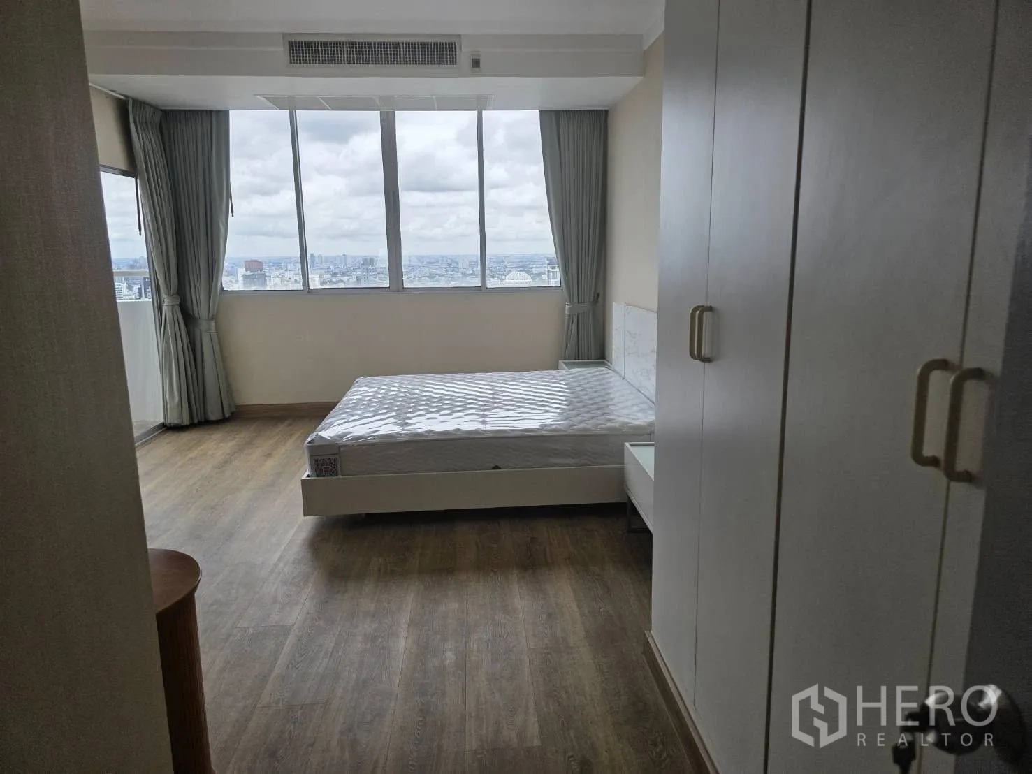 คอนโด ให้เช่าในKhlong Toei, Bangkok - ห้องนอนใหญ่พร้อมตู้เสื้อผ้าและวิวเมืองพาโนรามา