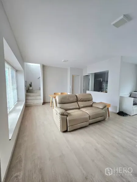 บ้าน ให้เช่าในPrawet, Bangkok - ห้องนั่งเล่นกว้าง โซฟารีไคลเนอร์ ชุดทานอาหาร และบันได