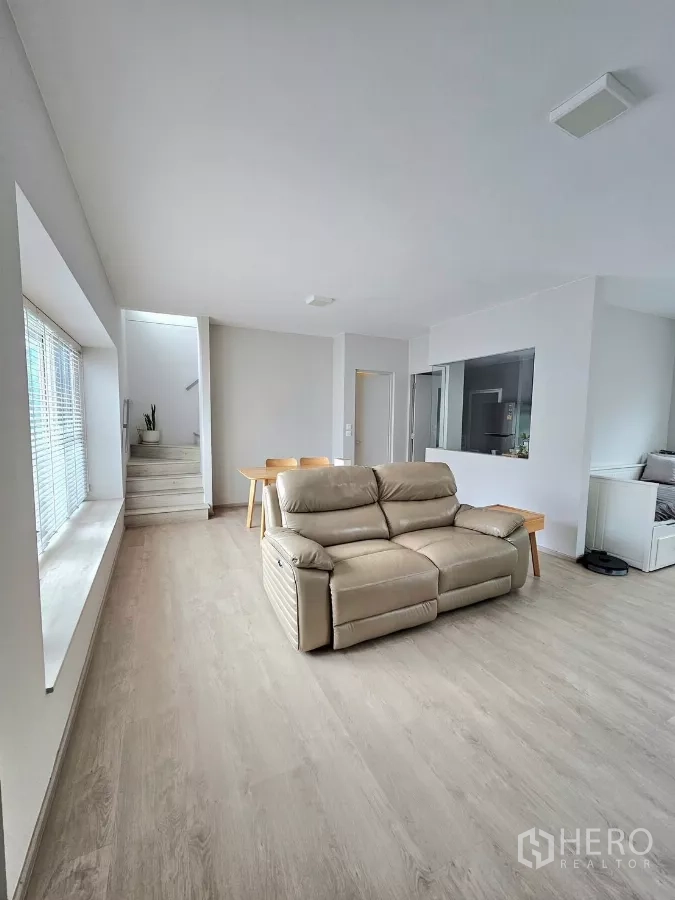 บ้าน ให้เช่าในPrawet, Bangkok - ห้องนั่งเล่นกว้าง โซฟารีไคลเนอร์ ชุดทานอาหาร และบันได