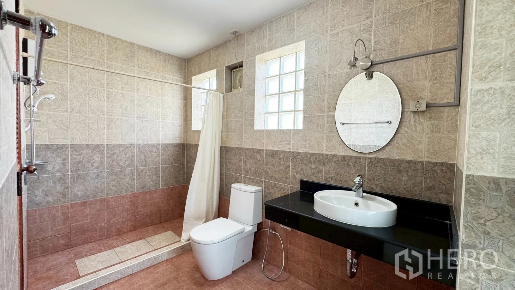 独栋房屋 for rent in Suan Luang, Bangkok - 宽敞浴室，干湿分离，设洗手台与坐便器，墙地砖为中性色调。