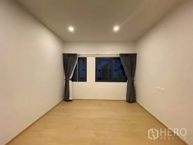 ทาวน์เฮาส์ ให้เช่าในPrawet, Bangkok - ห้องนอนกว้าง มีหน้าต่าง 3 บาน พร้อมผ้าม่านทึบ