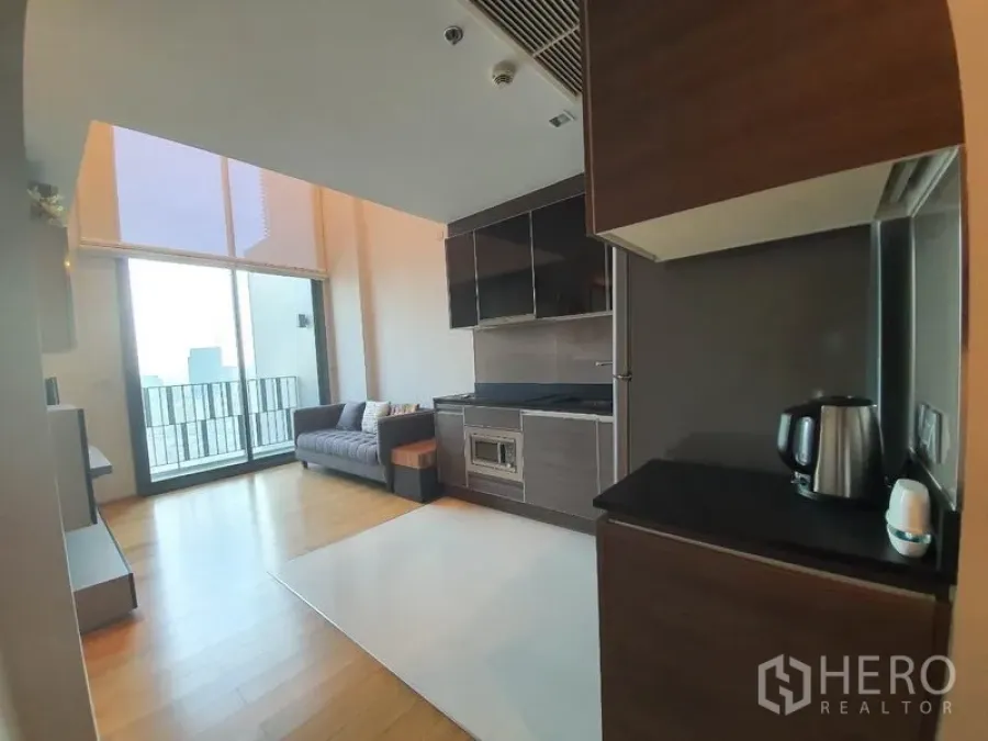 คอนโด ให้เช่าหรือขายในKhlong Toei, Bangkok - ครัวบิลท์อินเชื่อมต่อห้องนั่งเล่น เพดานสูง พื้นไม้ และประตูสไลด์ออกระเบียงวิวเมือง