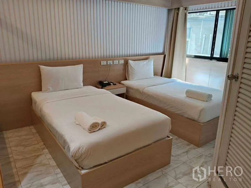 零售空间 出租在Khlong Toei, Bangkok - 双床房，带床头柜与大窗，地砖地面。