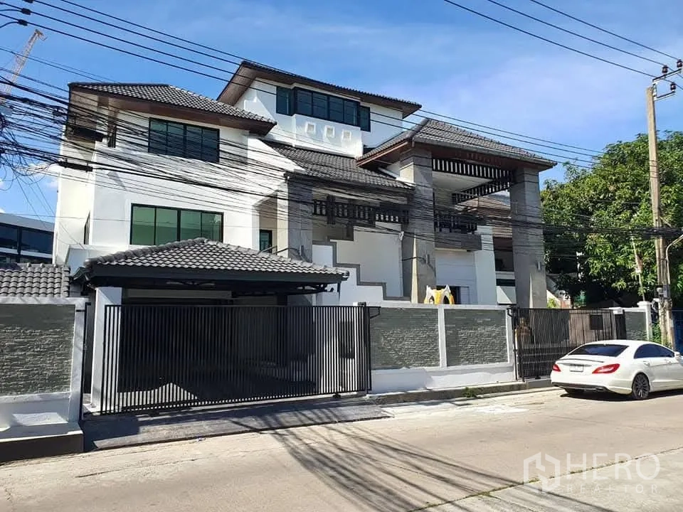 Home Office for rent in Wang Thonglang, Bangkok - Modern multi‑storey home office exterior with gated entrance and tiled roof.