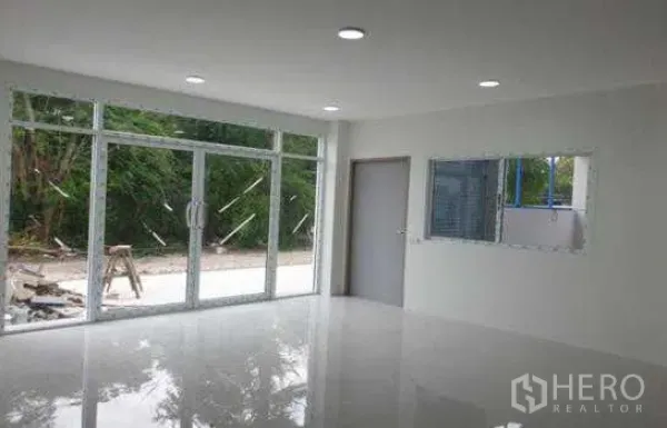 คลังสินค้า ให้เช่าในPrawet, Bangkok - พื้นที่สำนักงาน/โชว์รูมชั้นล่างสว่างด้วยประตูกระจกบานเลื่อนและพื้นกระเบื้องเงา