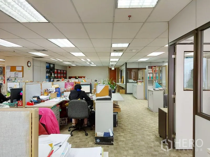 สำนักงาน ให้เช่าในRatchathewi, Bangkok - ออฟฟิศปูพรมพร้อมโต๊ะทำงานเรียงแถว ห้องกั้นกระจก และไฟฟลูออเรสเซนต์เหนือศีรษะ