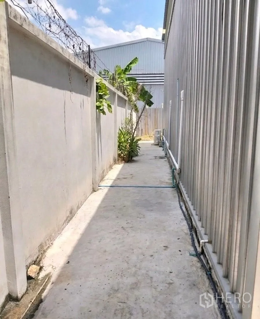 โกดัง for rent in Don Mueang, Bangkok - ทางสัญจรด้านหลังอาคาร พร้อมกำแพงรั้ว ลวดหนาม และท่อระบบภายนอก