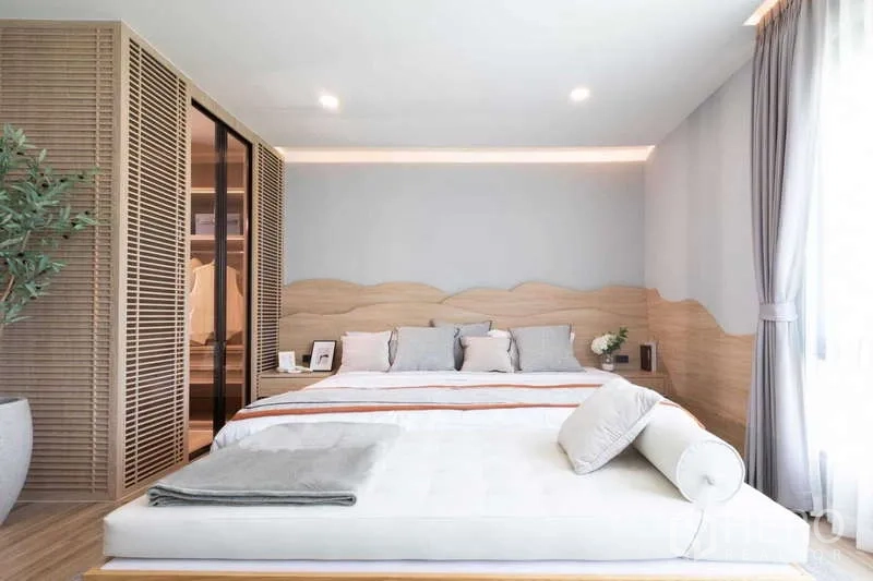 บ้าน ให้เช่าหรือขายในLat Krabang, Bangkok - ห้องนอนสไตล์มินิมอล เตียงแพลตฟอร์ม ตู้บานเลื่อน และผ้าม่านโปร่ง