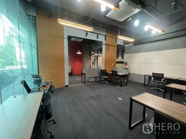 办公空间 出租 - 宽敞办公室，高挑空间、玻璃立面与现代照明，可灵活布局。