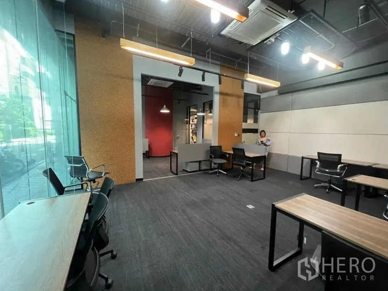 办公空间 出租 - 宽敞办公室，高挑空间、玻璃立面与现代照明，可灵活布局。