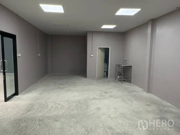 คลังสินค้า ให้เช่าในBang Phli, Samut Prakan - ห้องออฟฟิศกั้นภายใน พร้อมประตูกระจก ไฟสว่าง พื้นคอนกรีต และทางเข้าห้องน้ำ