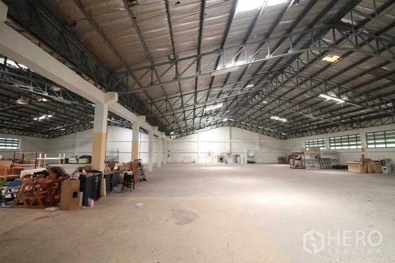 คลังสินค้า ขายในPhanat Nikhom, Chon Buri - พื้นที่โกดังกว้างเสาโล่ง หลังคาโครงเหล็กสูง