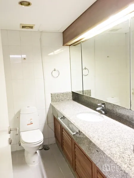 คอนโด ให้เช่าในPathum Wan, Bangkok - ห้องน้ำสว่าง เคาน์เตอร์หินแกรนิตยาว กระจกและโถสุขภัณฑ์