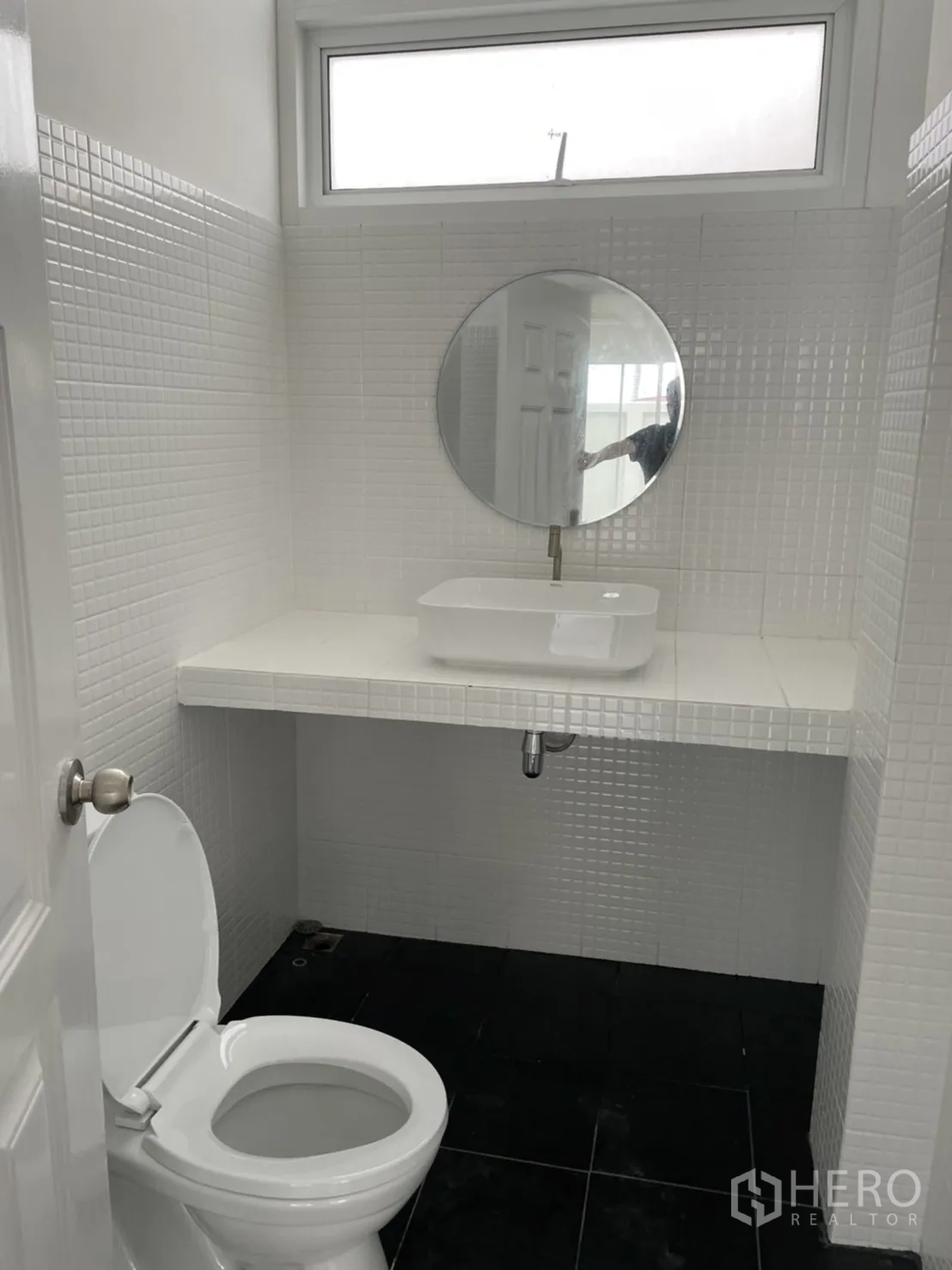 บ้าน ให้เช่าหรือขายในDin Daeng, Bangkok - ห้องน้ำโทนขาว กระจกกลม อ่างล้างหน้าเคาน์เตอร์ และช่องแสง