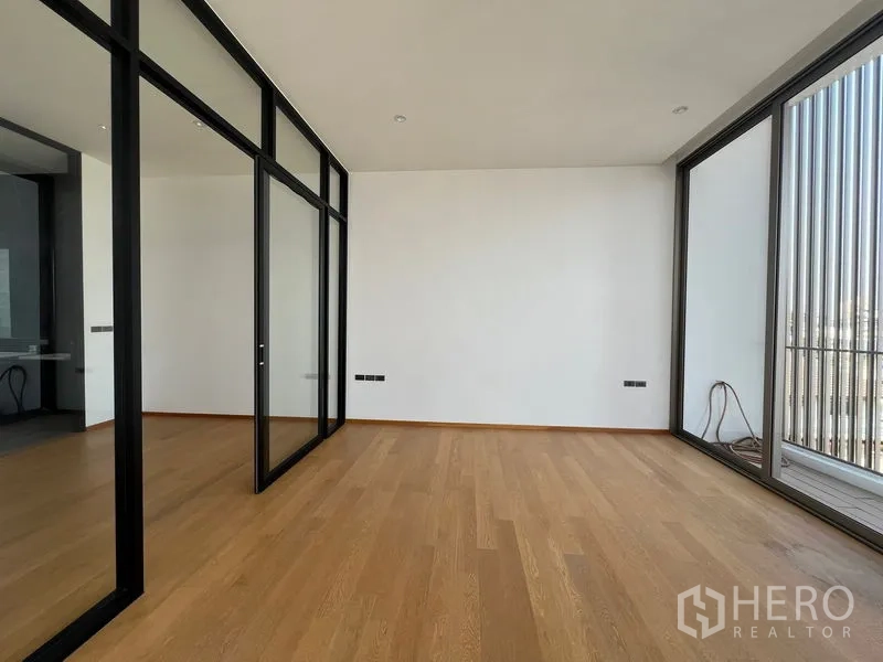 สำนักงานที่บ้าน ให้เช่าหรือขายในChatuchak, Bangkok - ห้องกว้างพร้อมประตูกระจกกรอบอลูมิเนียมสีดำ เชื่อมสู่ระเบียง