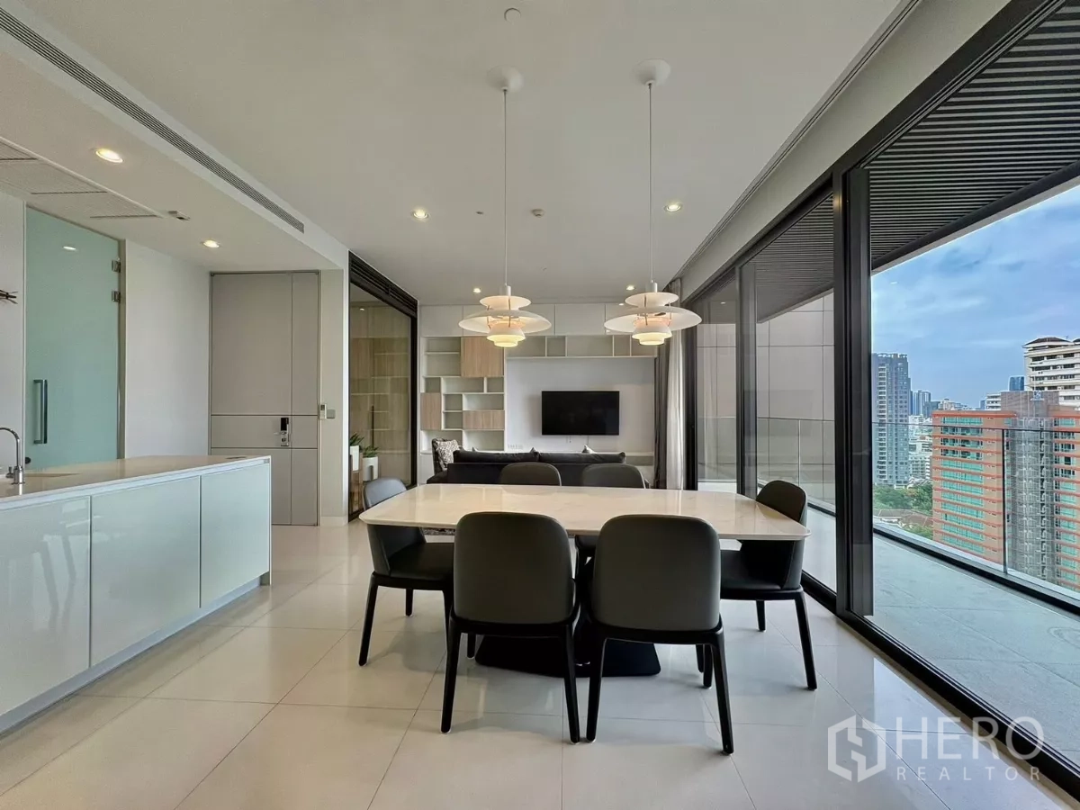 คอนโด ให้เช่าในWatthana, Bangkok - มุมทานอาหารและไอส์แลนด์ครัว ขนาบด้วยกระจกเต็มความสูงและระเบียงยาว