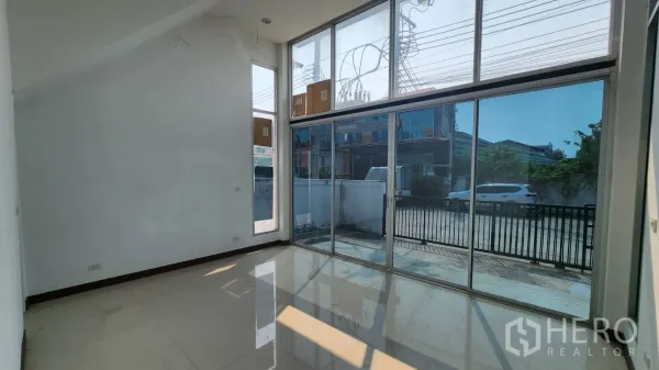 คลังสินค้า ให้เช่าในBang Khun Thian, Bangkok - สำนักงานชั้นล่างกระจกเต็มบาน พร้อมประตูเลื่อน