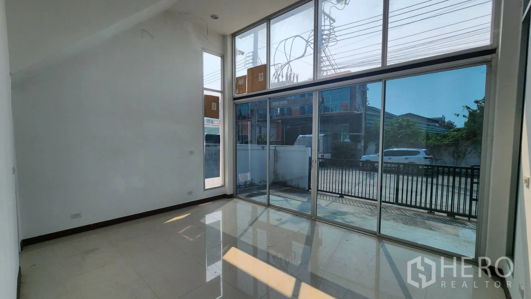 คลังสินค้า ให้เช่าในBang Khun Thian, Bangkok - สำนักงานชั้นล่างกระจกเต็มบาน พร้อมประตูเลื่อน