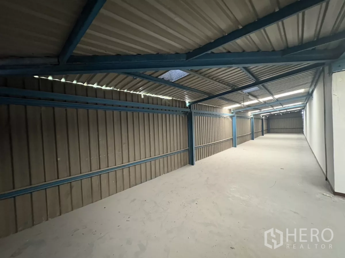 โรงงาน ให้เช่าในKhlong Toei, Bangkok - โซนเก็บของชั้นลอยยาว ผนังเมทัลชีทและไฟเส้น