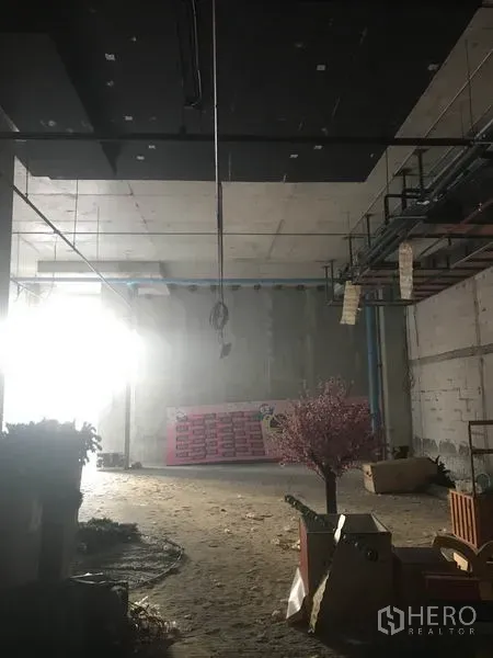 零售空间 出租在Khlong Toei, Bangkok - 宽敞壳体商铺，悬挂管线与照明，自然光从侧面照入。