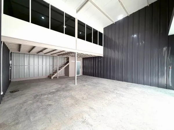 货栈 出租在Suan Luang, Bangkok - 开阔的储存区域，金属墙体，夹层与楼梯，照明明亮。