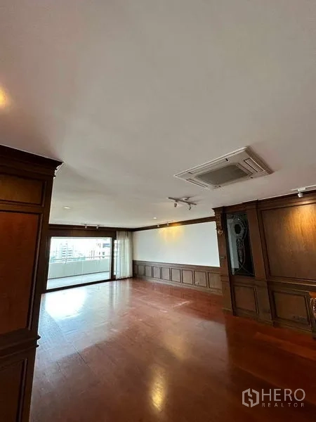 คอนโด ให้เช่าในBangkok - พื้นที่นั่งเล่นยาวต่อเนื่องพร้อมหน้าต่างบานใหญ่รับวิวเมือง