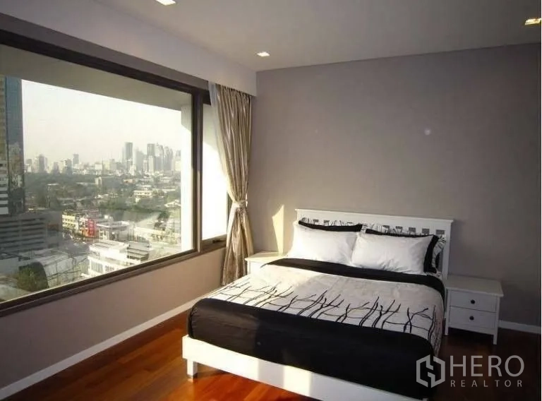 คอนโด ให้เช่าในSathon, Bangkok - ห้องนอนที่สองมีหน้าต่างมุมพาโนรามาพร้อมวิวสกายไลน์ เตียงสีขาว