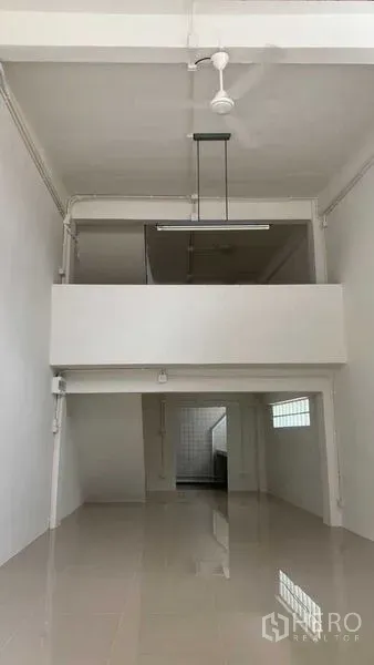 อาคารพาณิชย์ ให้เช่าในKhlong Toei, Bangkok - ภายในอาคารพาณิชย์สว่าง โปร่ง เพดานสูงมีชั้นลอยและพื้นกระเบื้องเงางาม