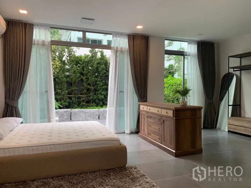 บ้าน ให้เช่าในSaphan Sung, Bangkok - ห้องนอนกว้าง หน้าต่างมุมกว้าง ตู้ลิ้นชักไม้ และวิวสวนส่วนตัว