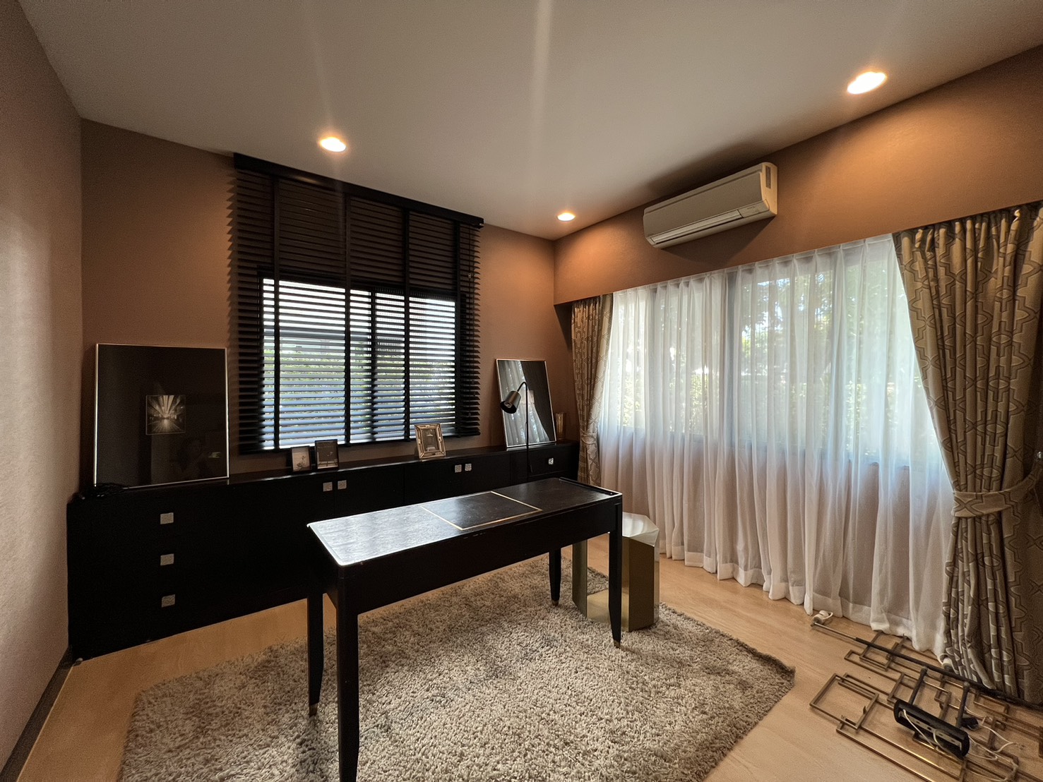 Detached House for rent in Bang Kapi, Bangkok - Home office or study room with big windows and layered curtains.