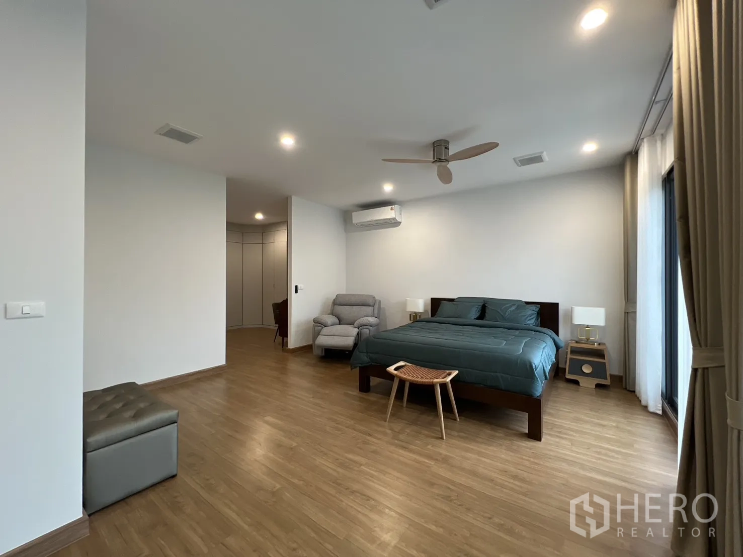 Detached House for rent in Prawet, Bangkok - Master bedroom with king bed and lounge chair.