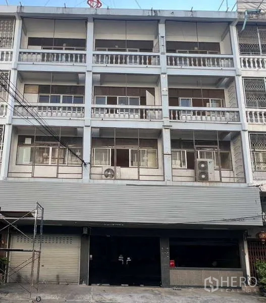 Home Office for rent in Khlong Toei, Bangkok - Four-storey shophouse-style home office exterior with balconies and large windows in Khlong Toei, Bangkok.