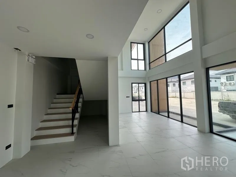 货栈 出售在Lam Luk Ka, Pathum Thani - 双层挑高办公大堂，落地窗与楼梯