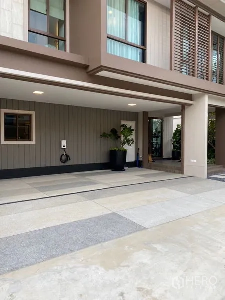 บ้าน ขายในBang Kapi, Bangkok - ทางเข้าบ้านพร้อมโรงจอดรถในร่มกว้าง มีจุดชาร์จรถยนต์ไฟฟ้าข้างประตู