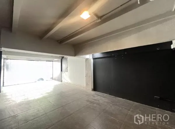 零售空间 出租在Watthana, Bangkok - 前厅明亮，整面玻璃橱窗与黑色特色墙。