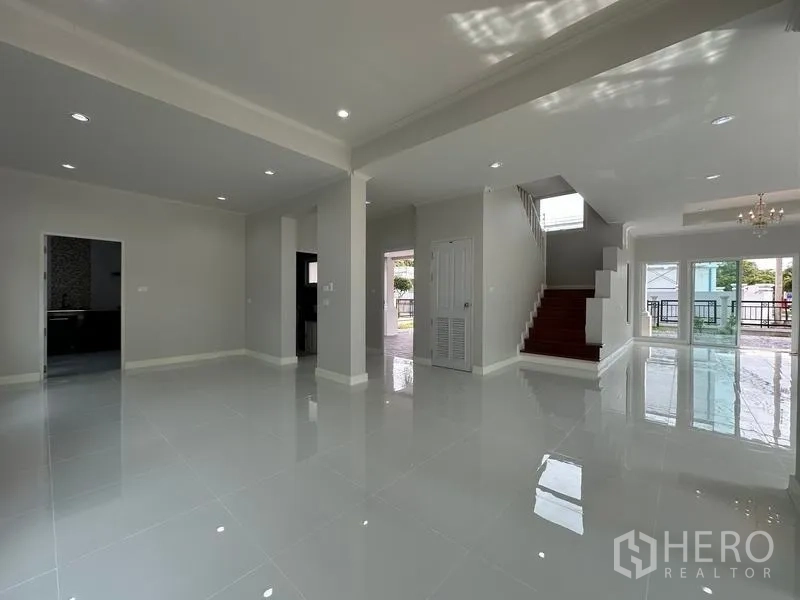 บ้าน ขายในLam Luk Ka, Pathum Thani - ชั้นล่างแบบโอเพ่นสเปซ มีบันไดและประตูเชื่อมหลายจุด