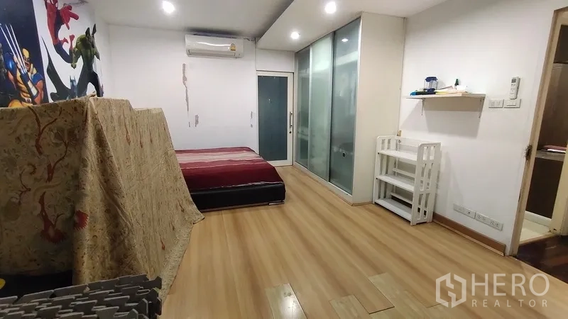 ทาวน์เฮาส์ ให้เช่าในWatthana, Bangkok - ห้องนอนติดแอร์ พื้นไม้ ตู้เสื้อผ้าบานกระจกฝ้า