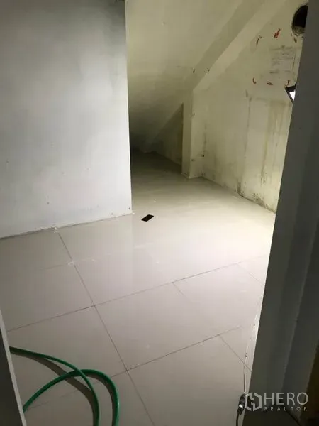 零售空间 出租在Bang Kapi, Bangkok - 后部房间铺白色地砖，带楼梯下储物区。