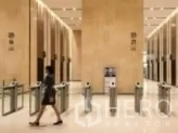 สำนักงาน ให้เช่าในRatchathewi, Bangkok - ล็อบบี้อาคารสำนักงานเกรดเอพร้อมประตูสแกนการ์ดและผนังหินโทนอบอุ่น.