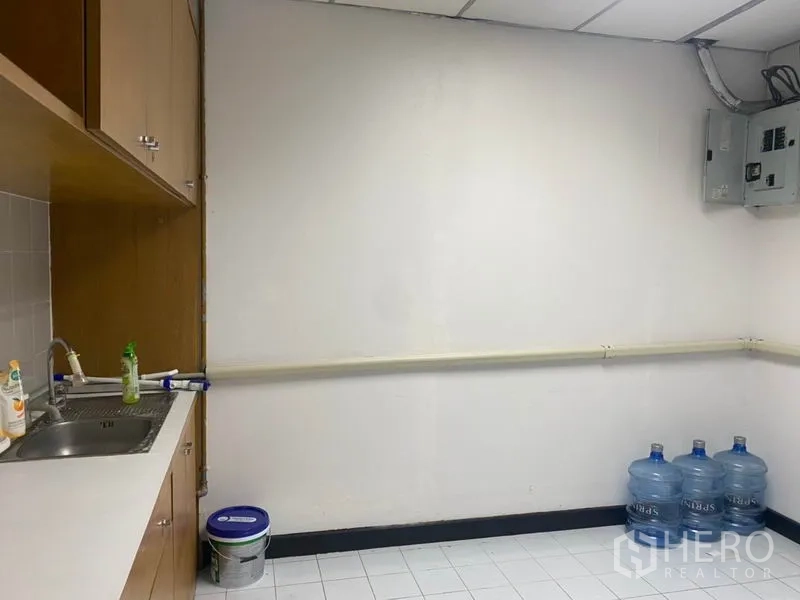 办公空间 出租在Din Daeng, Bangkok - 服务间，带水槽台面、吊柜和设备区。