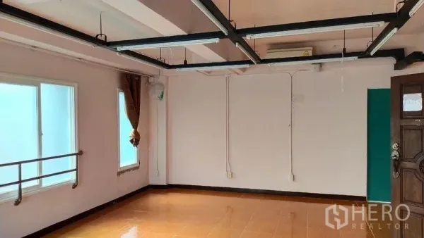 สำนักงาน ให้เช่าในPrawet, Bangkok - ห้องทำงานขนาดกะทัดรัด ติดไฟเส้นแขวน เครื่องปรับอากาศ หน้าต่าง และพื้นกระเบื้องสีน้ำตาล