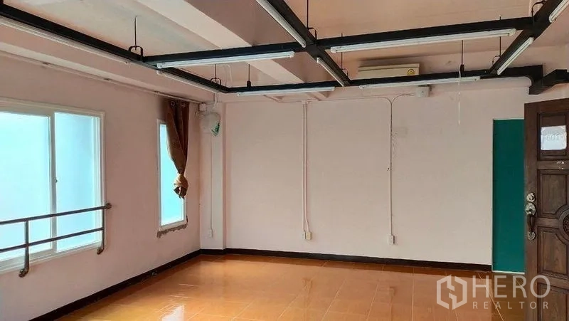 สำนักงาน ให้เช่าในPrawet, Bangkok - ห้องทำงานขนาดกะทัดรัด ติดไฟเส้นแขวน เครื่องปรับอากาศ หน้าต่าง และพื้นกระเบื้องสีน้ำตาล