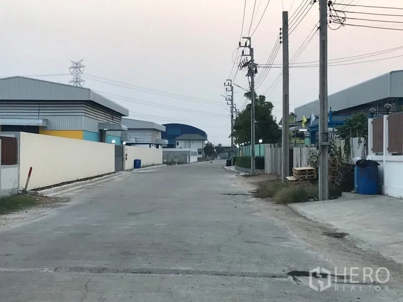 工厂 出售在Pak Kret, Nonthaburi - 宽阔工业街道，周边为仓库和公用电杆