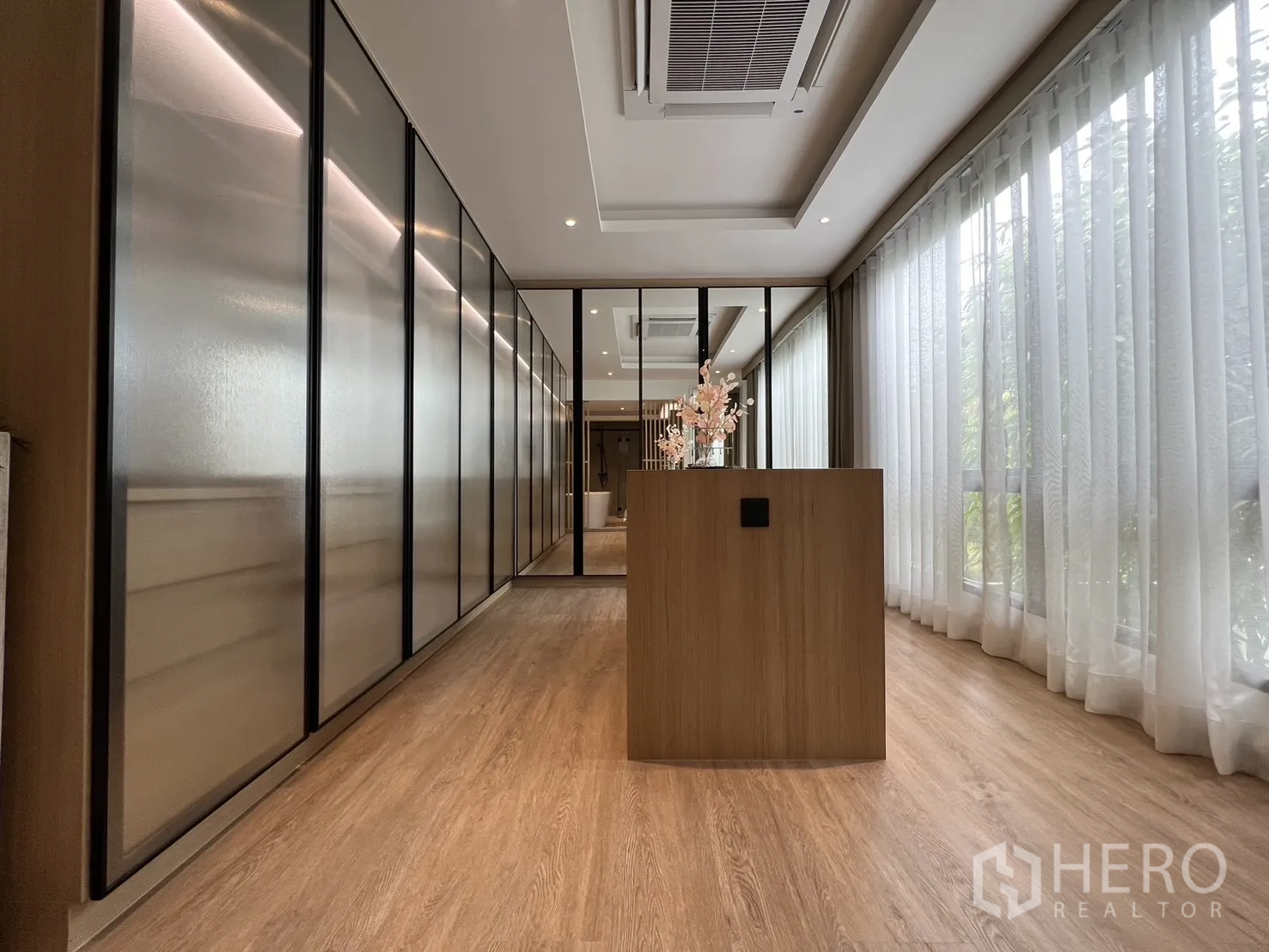 Townhouse for sale in Watthana, Bangkok - Luxury bathroom with double vanity, soaking tub and glass shower.